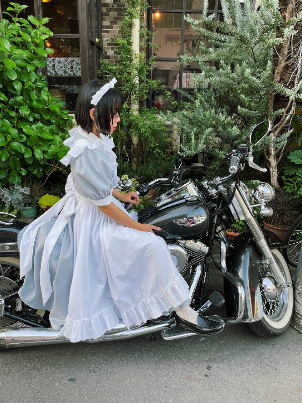 本女仆咖啡厅里有个骑着哈雷摩托来的员工，因为实在太帅了，忍不住让她换了 “工作服” 后又给她拍了一套更帅的照片本女仆咖啡厅里有个骑着哈雷摩托来的员工，因为实在太帅了，忍不住让她换了 “工作服” 后又给她拍了一套更帅的照片