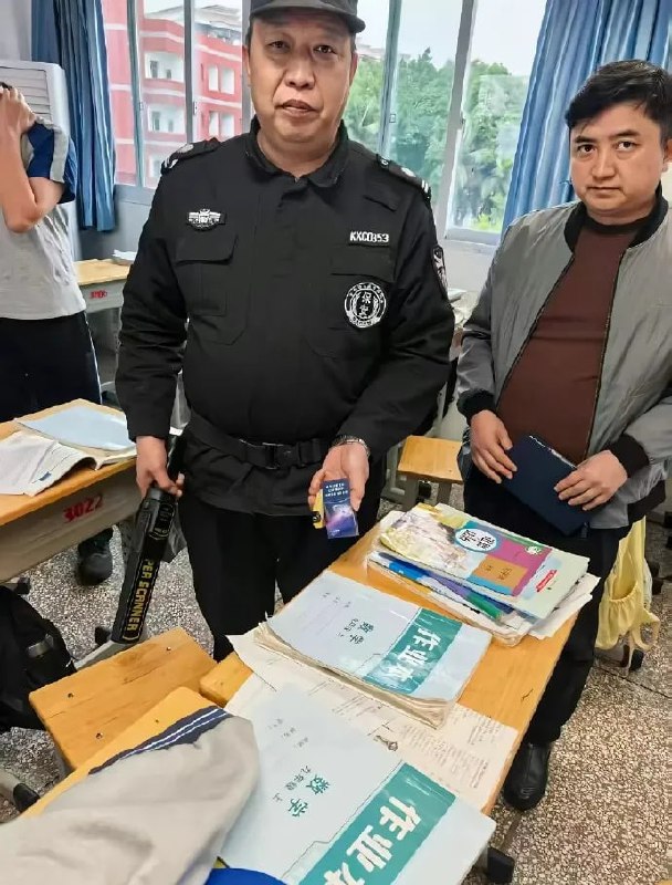 拍完把手机也交上来🌚