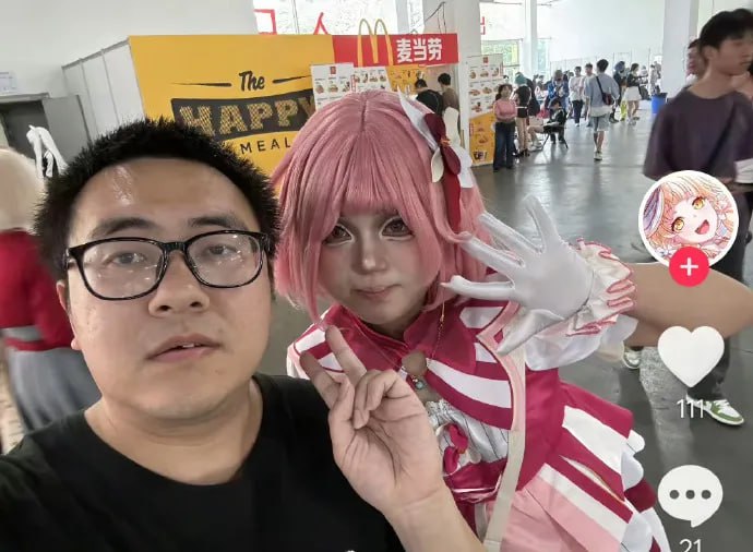 男子参加上海漫展与众多coser合拍，然后不P图直接原图发布，由于把人拍的太丑，遭cos圈集体封杀……男子参加上海漫展与众多coser合拍，然后不P图直接原图发布，由于把人拍的太丑，遭cos圈集体封杀……