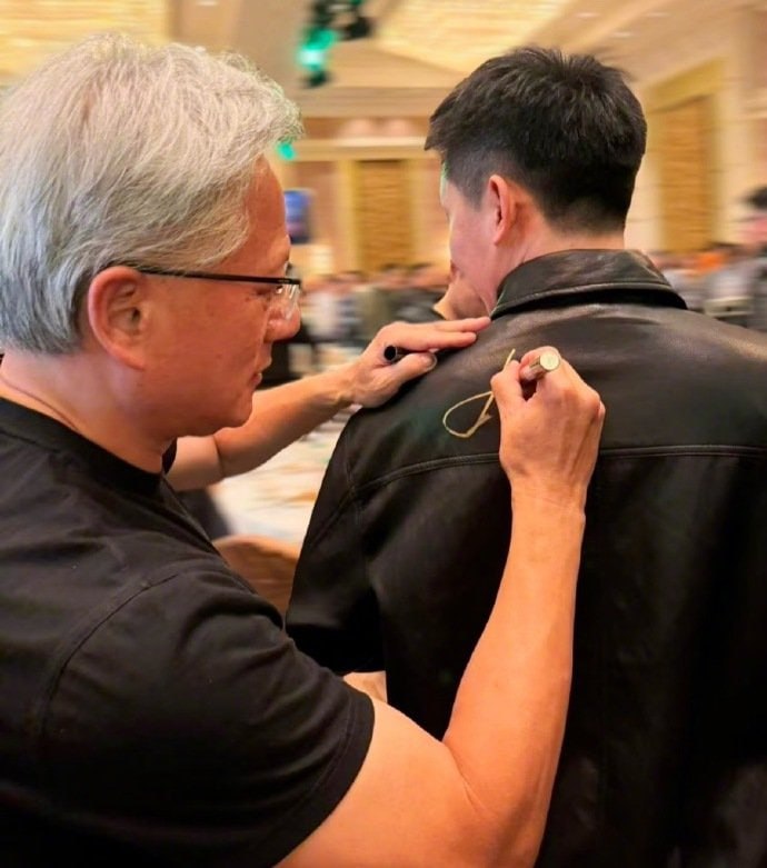 英伟达员工晒年会最牛年终奖，黄仁勋亲笔签名的皮衣