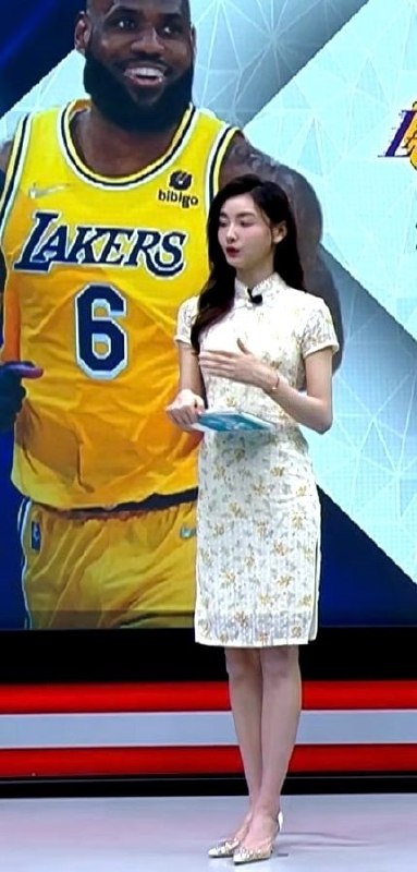 什么情况，半场休息回来裙子怎么还变短了？什么情况，半场休息回来裙子怎么还变短了？