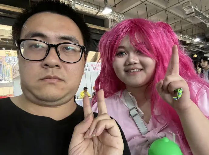 男子参加上海漫展与众多coser合拍，然后不P图直接原图发布，由于把人拍的太丑，遭cos圈集体封杀……男子参加上海漫展与众多coser合拍，然后不P图直接原图发布，由于把人拍的太丑，遭cos圈集体封杀……