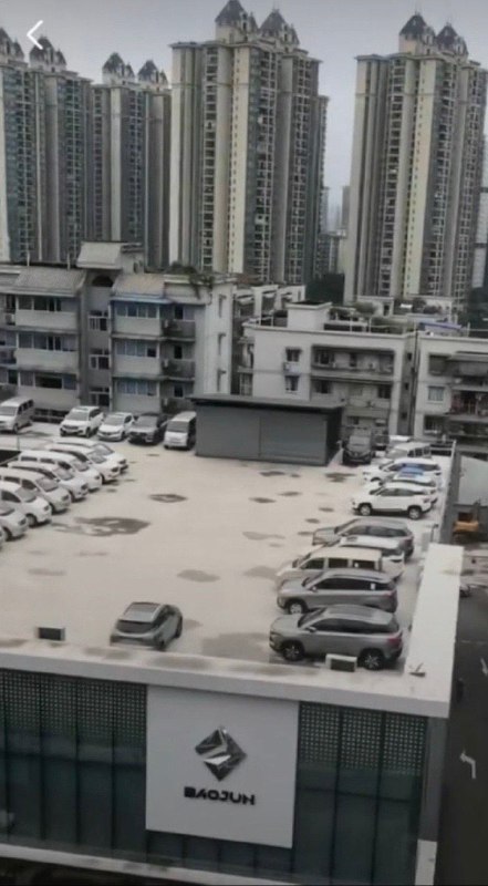 重庆的楼顶不仅有停车场，还有加油站！？重庆的楼顶不仅有停车场，还有加油站！？
