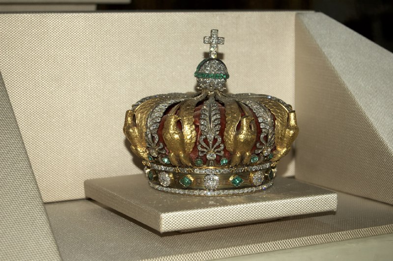 卢浮宫多件藏品被盗法国内政部长表示，周日上午9点30分，窃贼在短短七分钟内从世界上参观人数最多的博物馆——巴黎卢浮宫偷走了“无价”珠宝