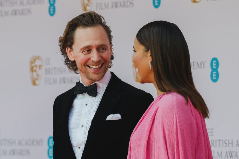 抖森Tom Hiddleston已和女友Zawe Ashton订婚