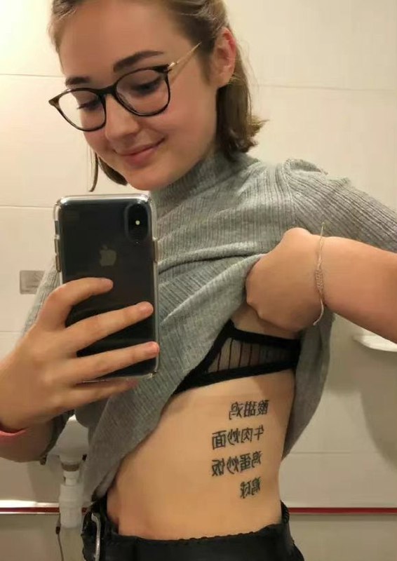 英国西萨塞克斯郡一位酷爱中餐的19岁姑娘，在选择人生第一个纹身时，决定把自己最喜欢的中餐外卖名字纹在身上