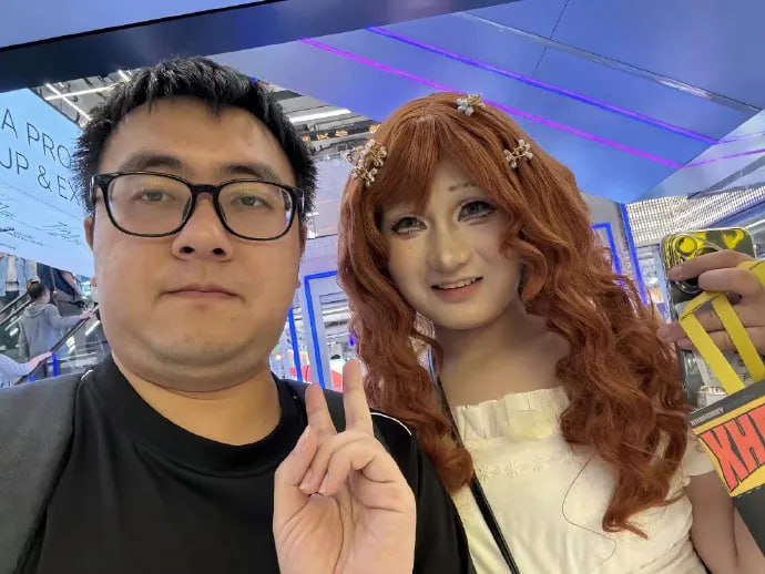 男子参加上海漫展与众多coser合拍，然后不P图直接原图发布，由于把人拍的太丑，遭cos圈集体封杀……男子参加上海漫展与众多coser合拍，然后不P图直接原图发布，由于把人拍的太丑，遭cos圈集体封杀……