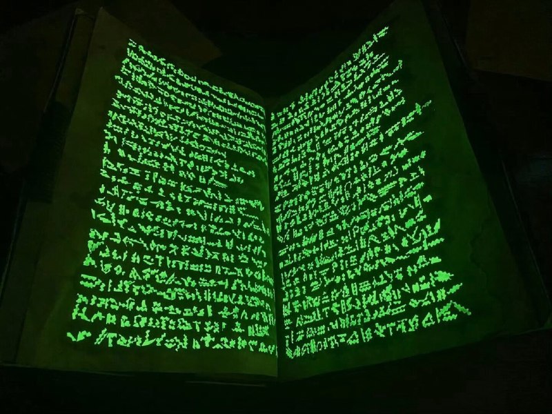 用夜光胶带制作的魔法书，晚上的效果特别魔幻😮用夜光胶带制作的魔法书，晚上的效果特别魔幻😮