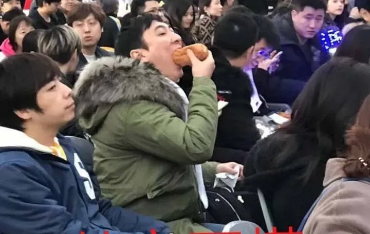 马斯克这张图，只有王思聪吃面包的那张可以媲美
