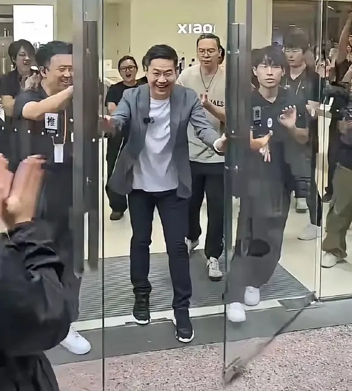 开门也要对标苹果，就连我们开门的动作都比苹果快1.3s😑开门也要对标苹果，就连我们开门的动作都比苹果快1.3s😑