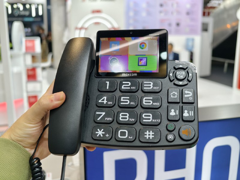 这是一部安卓系统，使用电池供电，而且可以插入SIM卡，还能拍照录像的座机电话……🤔这是一部安卓系统，使用电池供电，而且可以插入SIM卡，还能拍照录像的座机电话……🤔