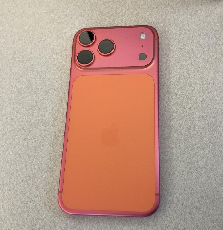 有网友的橙色iPhone17 Pro Max掉色成玫瑰金了……😧有网友的橙色iPhone17 Pro Max掉色成玫瑰金了……😧