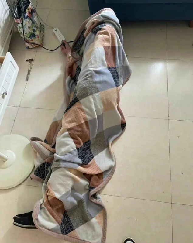 家里来了个电工师傅，让我拿个剪子的空就睡着了，果然成年人的世界都难，又怕吵醒他，又怕地上凉给他盖个毯子会好点吧