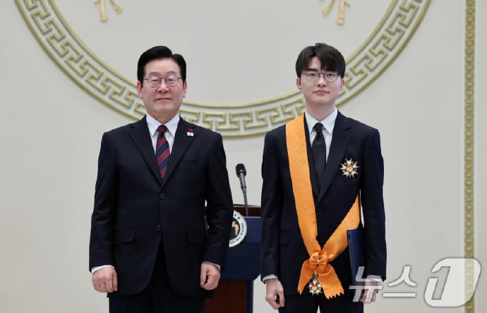 Faker今日（2026年1月2日）获韩国体育界最高荣誉勋章“青龙勋章”，成为电竞领域首位获此殊荣的选手