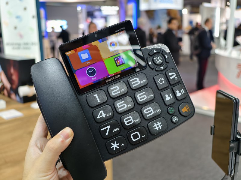 这是一部安卓系统，使用电池供电，而且可以插入SIM卡，还能拍照录像的座机电话……🤔这是一部安卓系统，使用电池供电，而且可以插入SIM卡，还能拍照录像的座机电话……🤔