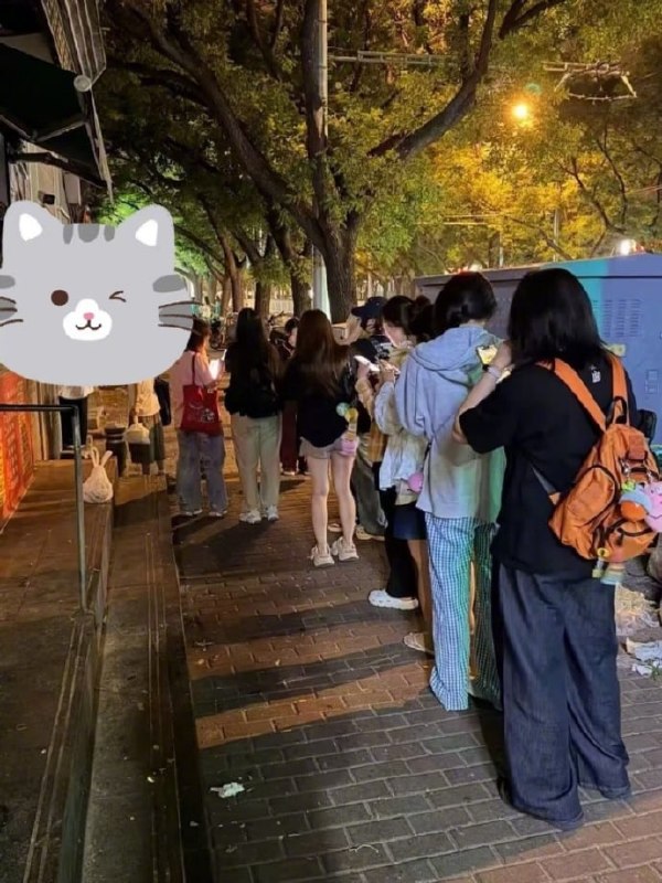 这应该是北京最抽象的打卡地，五月天的阿信最近在北京演唱会结束后，深夜发帖并配上北京胡同里公厕前的自拍，次日有大量粉丝歌迷扎堆这男厕所打卡，不知道的还以为在排队等着上厕所……🙃这应该是北京最抽象的打卡地，五月天的阿信最近在北京演唱会结束后，深夜发帖并配上北京胡同里公厕前的自拍，次日有大量粉丝歌迷扎堆这男厕所打卡，不知道的还以为在排队等着上厕所……🙃