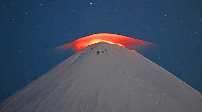 7月17日，在俄罗斯堪察加半岛的克柳切夫斯卡亚火山正上方，出现了一片被熔岩照亮的荚状云