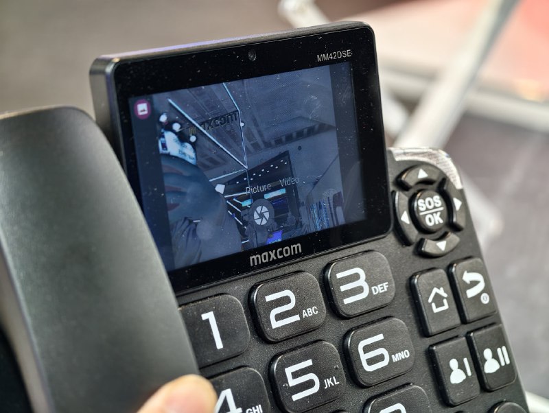 这是一部安卓系统，使用电池供电，而且可以插入SIM卡，还能拍照录像的座机电话……🤔这是一部安卓系统，使用电池供电，而且可以插入SIM卡，还能拍照录像的座机电话……🤔