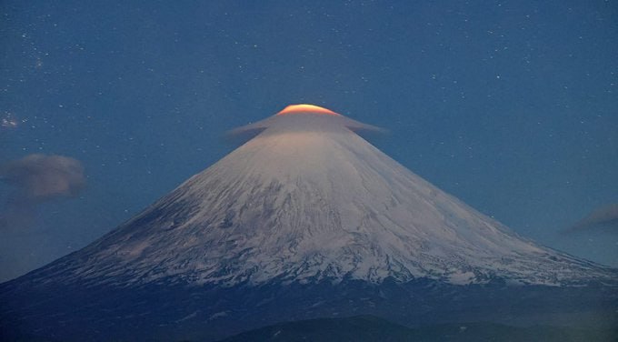 7月17日，在俄罗斯堪察加半岛的克柳切夫斯卡亚火山正上方，出现了一片被熔岩照亮的荚状云