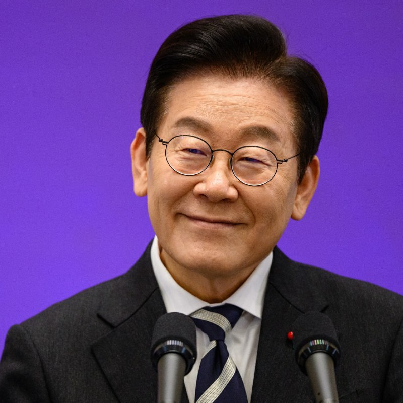 韩国总统李在明最近提出的将脱发治疗纳入医保的提议在外网引发巨大热议，李在明表示头发稀疏的年轻人将他们的脱发困境视为一个“生存问题”