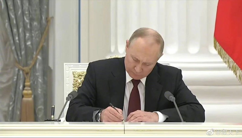 #普京宣布承认乌东两区为独立国家【俄罗斯总统普京宣布承认顿涅茨克人民共和国和卢甘斯克人民共和国】当地时间2月21日，俄罗斯总统普京发表全国视频讲话，宣布承认乌东民间武装自称的顿涅茨克人民共和国和卢甘斯克人民共和国为独立国家