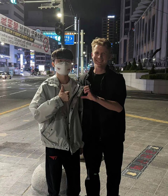只有keria能让faker比心😆只有keria能让faker比心😆