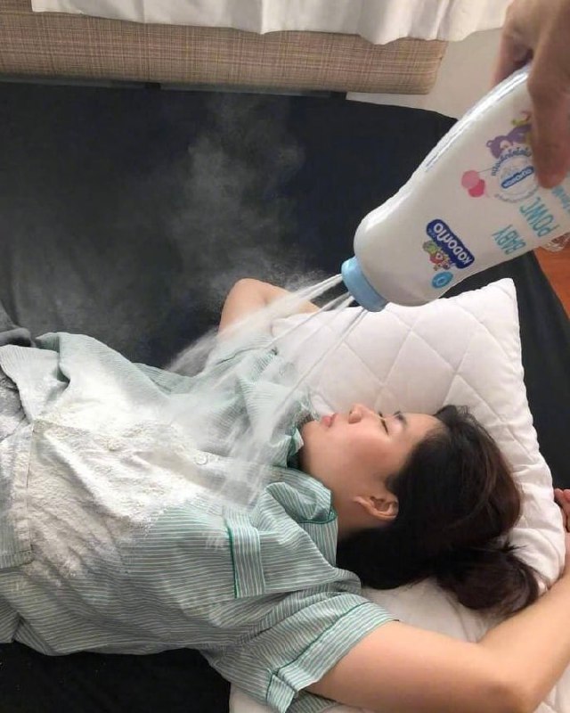 趁女朋友睡觉时偷偷对她做这种事😂趁女朋友睡觉时偷偷对她做这种事😂