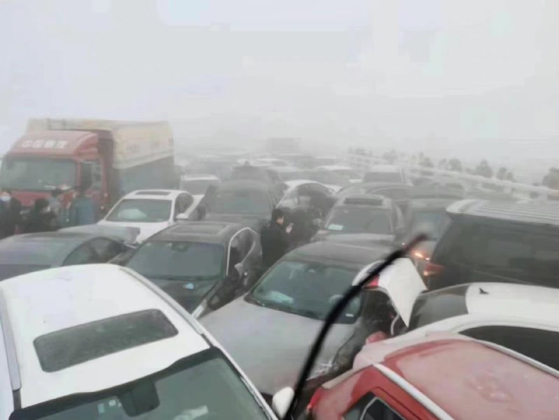 今日，郑州黄河大桥，因大雾造成数百辆汽车连环追尾今日，郑州黄河大桥，因大雾造成数百辆汽车连环追尾