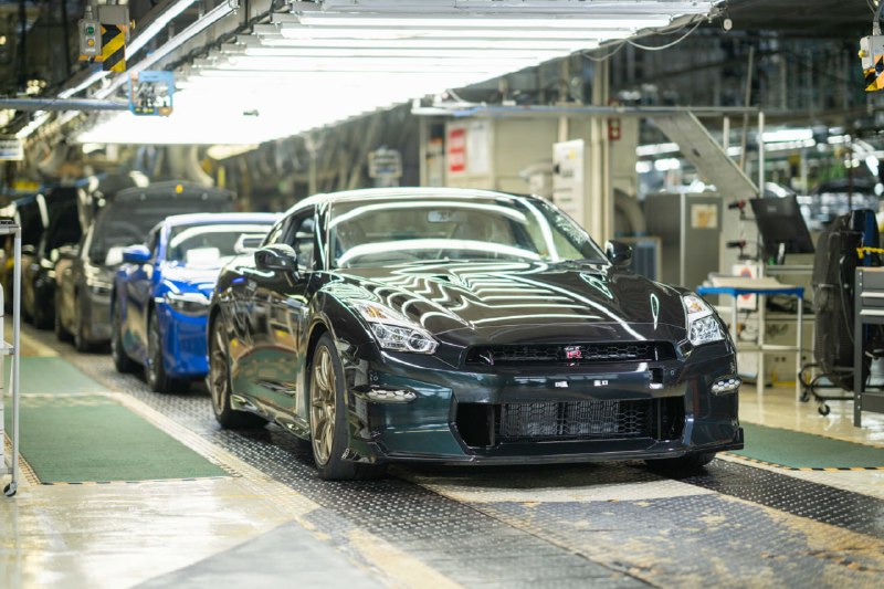 日产 R35 GT-R 正式停产，最后一辆车型采用午夜紫色的车身，交付给一位日本客户