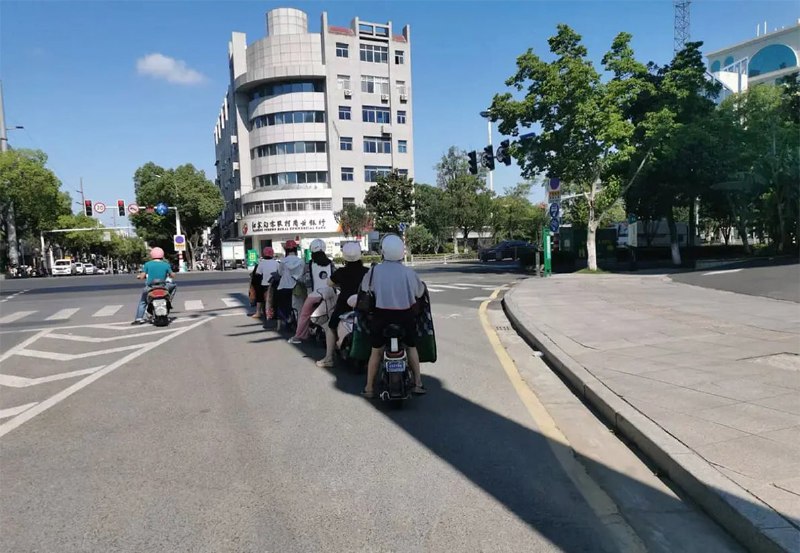 夏日出门等红绿灯现状😅
