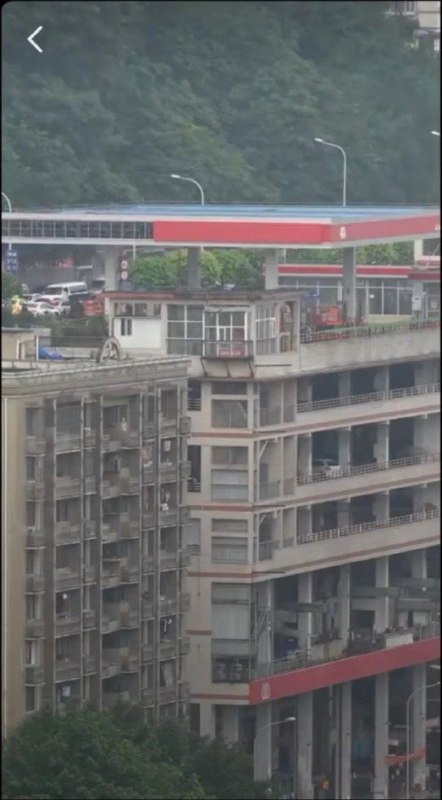 重庆的楼顶不仅有停车场，还有加油站！？重庆的楼顶不仅有停车场，还有加油站！？
