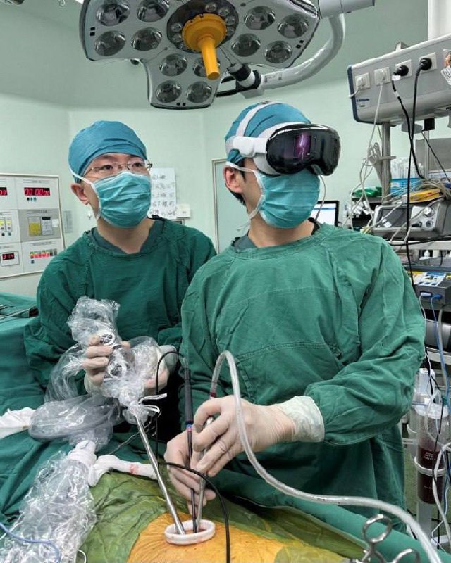 北大胸外科主任医师高健在使用Apple vision pro成功完成了镜肺癌根治术🤔北大胸外科主任医师高健在使用Apple vision pro成功完成了镜肺癌根治术🤔