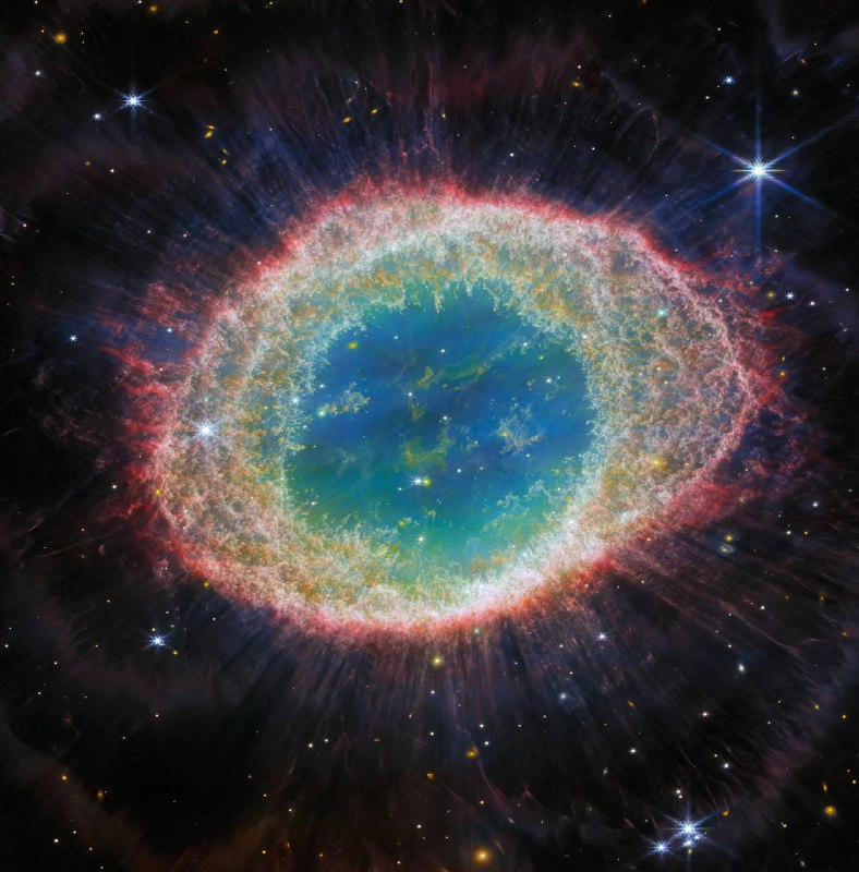 NASA发布韦布太空望远镜红外仪器和近红外相机拍摄的环状星云M57新图！揭示了更复杂的细节，包括星云外层周围的微弱光晕