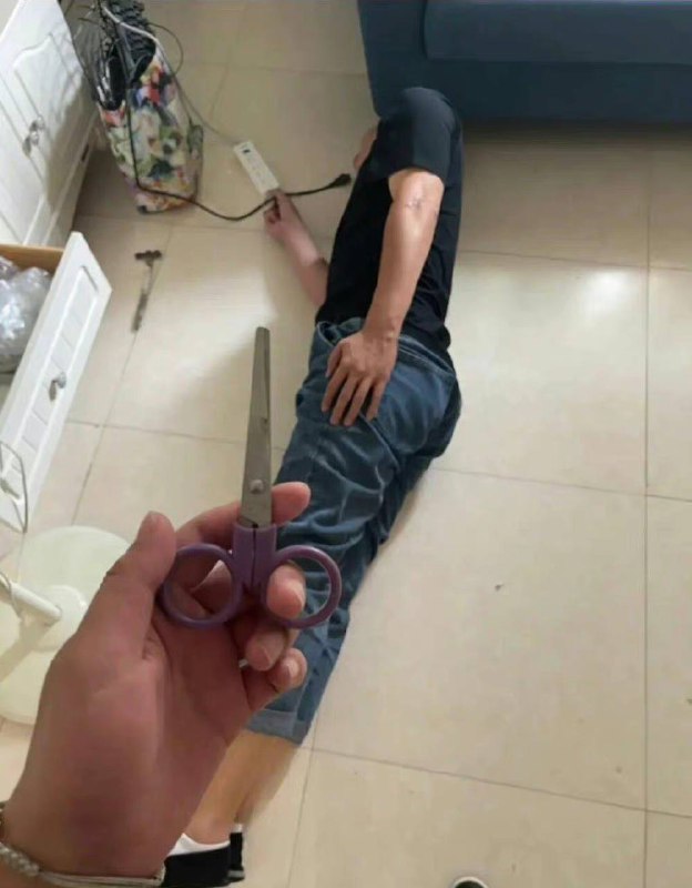 家里来了个电工师傅，让我拿个剪子的空就睡着了，果然成年人的世界都难，又怕吵醒他，又怕地上凉给他盖个毯子会好点吧