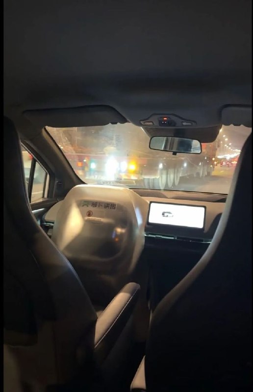 武汉萝卜快跑无人驾驶集体瘫痪，多名乘客被困两小时求救无门昨晚（31日）20时57分起，多名来自武汉的市民报警称，自己乘坐的“萝卜快跑”车辆故障停在路中间无法移动