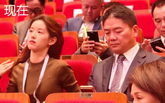 11月1日，刘强东在APEC峰会期间被拍到表情严肃的现场照片，随后他在朋友圈幽默发文