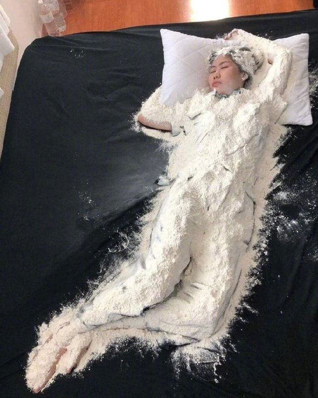 趁女朋友睡觉时偷偷对她做这种事😂趁女朋友睡觉时偷偷对她做这种事😂