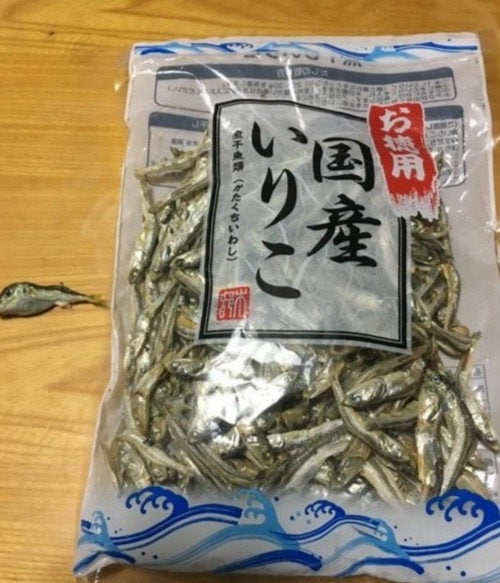 国外网友买的小鱼干中，竟然参杂了一只河豚干，幸亏辩识能力强看到了，不然这要是吃了，不知道会怎么样…国外网友买的小鱼干中，竟然参杂了一只河豚干，幸亏辩识能力强看到了，不然这要是吃了，不知道会怎么样…